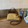 Moda Retrô Exquisita Camurça Versátil para o Dia a Dia 2026 Nova Chegada de Outono Feminina Nicho Bolsa de Ombro Único Portátil Transversal