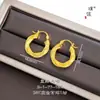 O mesmo estilo dos brincos de argola Mobius em ouro escovado da Loja de Ouro Puzo, brincos de argola torcidos simples e elegantes, um presente para sua namorada