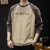 Camiseta de manga larga a rayas otoñales con tres rayas y retazos para hombre, algodón sintético, corte holgado, talla grande, nuevo estilo 2026 ropa interior para hombre