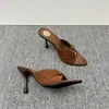 Chinelos de Salto Alto para Mulheres, Sapatos de Salto Alto Marrons, Novos Sandálias de Verão para Exterior 2026, Bico Fino Estilo Francês, Salto Fino, Sapatos Femininos de Cetim