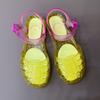 Sandálias de dedo fechado verão das mulheres nova Internet celebridade moda sapatos de geléia transparente fundo macio oco-out mãe praia sandálias planas