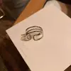 Anel simples multicamadas estilo japonês e coreano de três camadas oco microincrustado com zircônia versão larga banhado a ouro rosa 18K anel de dedo indicador anel da cauda para mulheres