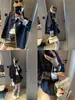 Além disso, o novo modelo de outono é uma jaqueta camisa jeans casual solta feita de mistura de algodão Tencel com painéis de cores contrastantes MQ1699