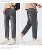 Ropa de Hombre Fengshe / Nuevo Estilo Primavera y Otoño 2026 Pantalones Vaqueros Ajustados con Cinturón y Etiqueta de Cuero de Nueve Puntos para Hombre Estilo Retro