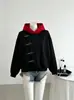 Sudadera con capucha de estilo americano, color oscuro y atrevido en bloques de color, con diseño de botón metálico diagonal, corte holgado, manga larga, venta al por mayor
