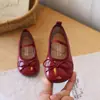 Zapatos planos cómodos de rendimiento con lazo, estilo princesa coreana, zapatos individuales de primavera y otoño 2026 para niños, zapatos de piel, zapatos para niños con suela blanda