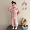 Ropa de estar para niñas estilo coreano con rayas rosas, nueva colección otoño/invierno 2026, conjunto de dos piezas de moda para niñas pequeñas
