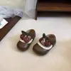 Decoración de colgante de felpa de cereza de dibujos animados, elegante y linda, para zapatos de paseo de niños pequeños, colección primavera/otoño 2026, zapatos pequeños de cuero para niñas