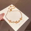 Pulseira geométrica floral oca em formato de diamante de zircônia, um acessório luxuoso e de alta qualidade, uma joia única e estilosa que complementa qualquer look, projetada para mulheres.