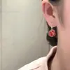 Brincos Populares de Flor de Camélia Vermelha com Strass para Mulheres, Novo Estilo Tendência 2026, Acessórios de Orelha Florais Super Delicados e Versáteis