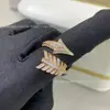 Anillo Abierto Seiko V Oro Tiempo Precioso Flecha con Punta de Flecha Lleno de Diamantes, Anillo de Pluma de Diseño de Nicho de Lujo Ligero para Mujeres