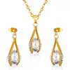 Aretes y Collar de Diamantes Blancos de Moda Europeos y Americanos, Aretes Dorados Calados Personalizados y Versátiles, Juego de Collar de Acero Inoxidable para Mujer
