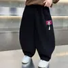 2201 Calça Infantil Primavera Outono 2026 Novo Estilo Menininho Travesso Legal Estilo de Rua Calça Esportiva Roupa de Outono Calça Comprida Calça de Moletom Infantil
