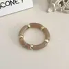 Pulseira de Corda Elástica com Emenda de Metal e Resina Quente Vendida Transfronteiriça para Mulheres Versátil Europeu e Americano Design de Pulseira Manchadada Acessórios de Joias para Mãos