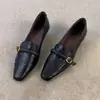 Zapatos Individuales Cuadrados Retro Franceses de Tacón Grueso Estilo Nuevo Diseño de Nicho Mocasines Slip-on con Hebilla de Cuero