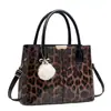 Bolsa Transversal Portátil Transfronteiriça, Bolsa de Ombro Estampada de Leopardo, Bolsa Feminina Moderna, Casual e Estilosa, Bolsa de Média Capacidade para Mães de Meia-Idade