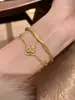 Conjunto de Pulseira e Colar Dourados Estilo Livro Vermelho Pequeno Quatro Estações Escovado Antigo Luxo Acessível Trevo de Quatro Folhas Estilo Palácio Retro