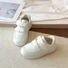 Zapatillas blancas para niños, zapatos para niñas, nuevos zapatos deportivos de otoño 2026, zapatillas versátiles casuales para niños de suela blanda