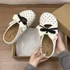 Chinelos fechados com sola grossa, que aumentam a altura, com laço doce, moda outono 2026, versáteis com vestidos, perfeitos para mulheres baixinhas