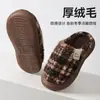 Chinelos de algodão xadrez retrô para homens, novo estilo outono/inverno 2026, antiderrapantes, com sola grossa, quentes e resistentes a odores, adequados para uso doméstico