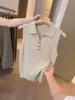 Atuendo Estilo Old Money: Chaleco de Punto de Verano para Mujer con Cuello Polo en Color Lino, Top sin Mangas de Alta Gama y Exquisitamente Hermoso