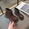 Botas de Couro para Meninas 2026 Outono/Inverno Novo Estilo Coreano Solado Macio Confortáveis Botas de Cano Curto Clássicas Versáteis Estilo Britânico Zíper Traseiro Botinhas de Couro