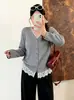 Cárdigan de punto para mujer talla grande con escote en V y ribete de encaje, colección otoño 2026, diseñado para mujeres con curvas, con un aspecto suave y juvenil, con detalles de patchwork