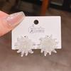 Pendientes trenzados de flores hechos a mano con pequeñas cuentas de arroz de colores exquisitos, estilo coreano, personalidad elegante, núcleo de flor, joyería decorativa para las orejas