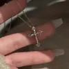Nova Corrente de Clavícula com Pingente de Cruz Totalmente Cravejado Personalizado para Mulheres, Tendência de Luxo Leve de Nicho Elegante, Venda por Atacado em Transmissão ao Vivo no Douyin