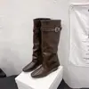 Botas de Caballero con Hebilla para Mujer 2026 Otoño Invierno Nuevas Aumentadoras de Altura Interior Pantalón Arrugado Botas Sensación de Alta Gama Botas Largas Punta Cuadrada Caña Alta
