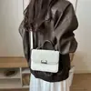 Textura retro estilo coreano, nueva colección otoño 2026: un bolso de hombro, bolso cruzado y bolso de mano simple, elegante y versátil