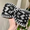 Faixa de Cabeça de Lã Xadrez Tricotada Outono e Inverno Cruzada com Aba Larga Feminina Retro Versátil Acessórios para Cabelo para Lavar o Rosto