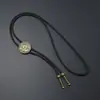 Gravata de Bolo de Metal Europeia Retrô Esculpida com Corda de Couro Trançada Estilo Cowboy Ocidental Gravata Borboleta Acessório de Gola Unissex