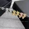 Nuevos Pendientes de Botón Dorados Pequeños en Forma de V Estilo Chanel de Alta Versión con Pendientes Clásicos Versátiles de Diamante Completo Número 5 para Mujer