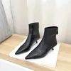 Botas de tornozelo pretas de salto alto para mulheres, novo modelo 2026, botas simples de couro macio, salto baixo, bico fino, estilo coreano, botas finas de salto agulha