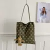 Bolso tote retro de ante con lunares para mujer, nuevo estilo 2026, bolso de hombro versátil, bolso para el día a día