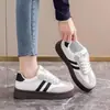 Populares zapatillas de entrenamiento alemanas de suela gruesa estilo coreano para aumentar la altura, nuevas zapatillas deportivas versátiles de suela blanda y peso ligero para estudiantes, primavera y otoño 2026