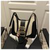 Bolso cuadrado pequeño portátil de estilo coreano con contraste de colores retro para mujer, bolso de hombro de moda, bolso cruzado ligero de lujo para primavera 2025.