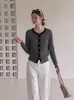 Elegante cárdigan de punto a rayas con bloques de color y cuello redondo para mujer, un suéter de diseño único y deslumbrante para otoño