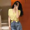 Cardigã de tricô de seda gelada amarelo para mulheres, estilo fino de verão 2026, camiseta curta popular deste ano, ombro normal, gola V, top de manga curta