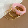 Pulsera Circular con Forma de Concha de Resina y Metal Chapado en Oro Ámbar, con un Toque de Lujo Ligero y de Alta Gama, Accesorio de Mano Simple y de Moda