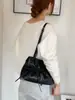 Bolsa baguette de couro oleado plissado retrô estilo coreano para mulheres, nova bolsa versátil de alta qualidade com laço para usar sob o braço 2026