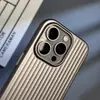 Patrón Corrugado Adecuado para Funda de Teléfono Apple 16, Apple 13 Año del Caballo iPhone 15 Pro Max Agujero Grande Pintura Metálica Funda Dura