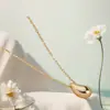 Collar de Clavícula de Acero de Titanio con Forma de Gota de Agua de Personalidad Transfronteriza Europea y Americana Diseño Estéreo de Tamaño Pequeño Sentido del Diseño Estilo Frío Joyería para Niña de Moda