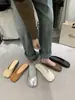 Zapatos de pezuña de cerdo con punta dividida 2023 verano nuevo boca poco profunda punta plana zapatillas de media cubierta suela blanda slip-on zapatos mueller