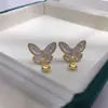 Joyería hecha a mano DIY aretes de perlas para mujer, diseño clásico de mariposa lacada, aretes de perlas de alta gama al por mayor