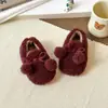 Zapatos de algodón forrados de felpa para niña, nuevo estilo invierno 2026, zapatos de algodón para exteriores con doble pompón para niña, zapatos tipo gorro cálidos para niña