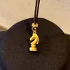 Colar com Pingente de Cabeça de Cavalo de Xadrez Dourado para Mulheres, Pingente do Zodíaco Ano do Cavalo, Design de Nicho com um Toque de Luxo, Corrente para Suéter