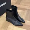 Coleção Primavera, Outono, Inverno 2026: Botas Curtas Femininas Modernas e Versáteis com Salto Bloco e Aumento Interno de 5cm, Bico Fino, Efeito Emagrecedor, para Mulheres Baixas