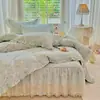 Falda de cama de encaje gruesa estilo princesa de cuatro piezas, patrón floral pequeño, todo algodón, colcha, funda de edredón, ropa de cama individual y matrimonial